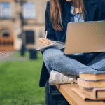 Comment expliquer la popularité des campus romance