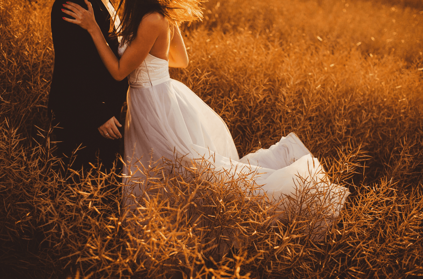Pourquoi la romance aime autant détourner les codes du mariage