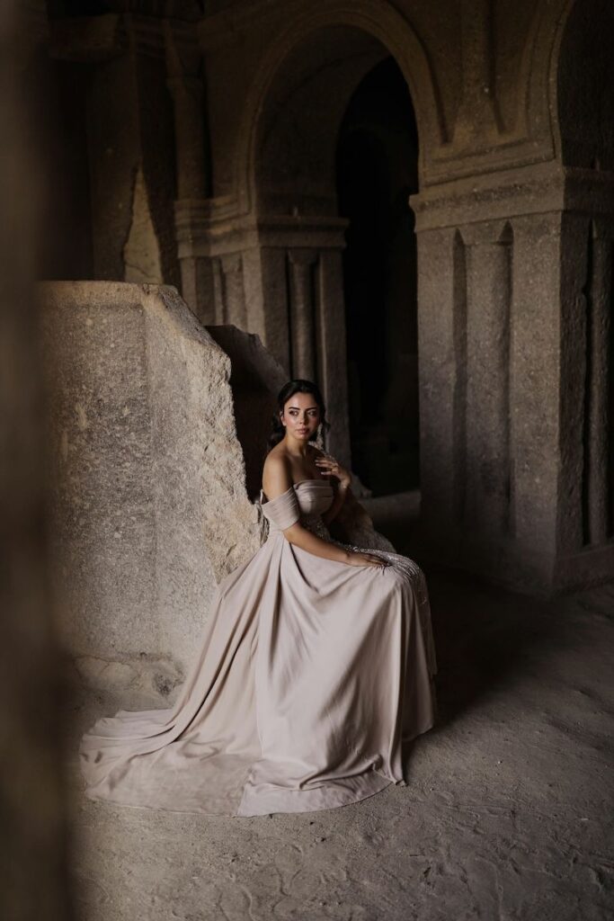 Dynamique ennemies-to-lovers dans la romance