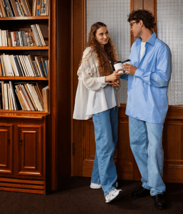 Les opposés qui s'attirent dans la romance universitaire