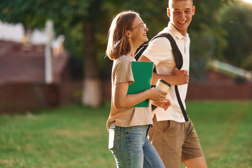 Les opposés s'attirent dans la romance universitaire